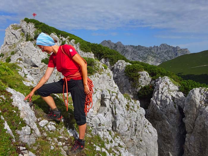 ... zum Ausstieg auf einem breiten Turm südöstl. des Gipfels; Ulli findet den Stand, nachdem sie schon ausgedirndelt ist