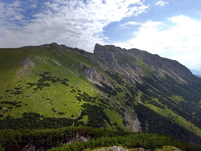 gleich gegenüber im Nordosten das Wildfeld und der höchste Trenchtlinggipfel: der Hochturm, 2081 m