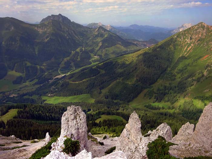 Tiefblick vom Nordkamm in die türmereiche Westflanke mit interessanten Abfahrtsmöglichkeiten für den Winter