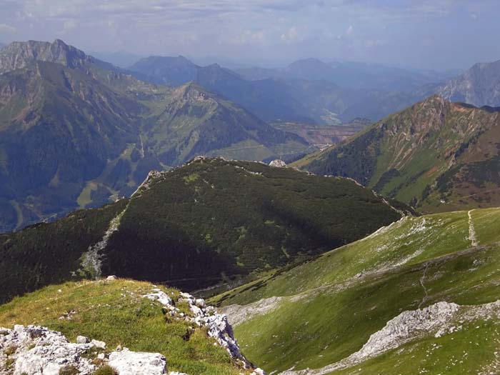 ... hinüber auf den Westgipfel des Hochturm; knapp 200 m unter uns die Leobner Mauer - von hier ein breiter Latschenbauch