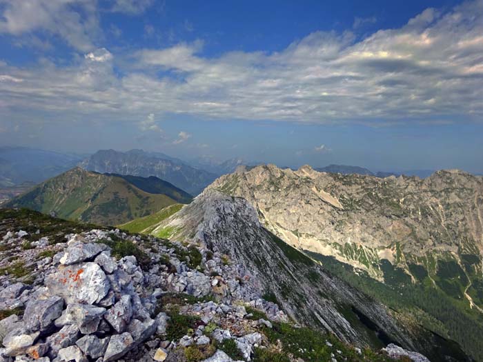 im Westen erneut Griesmauer, Kaiserschild und im Dunst die Gesäuseberge; was ist eigentlich mit diesem unbenannten Felsgipfel vor der grünen Kuppe des Lamingegg? 