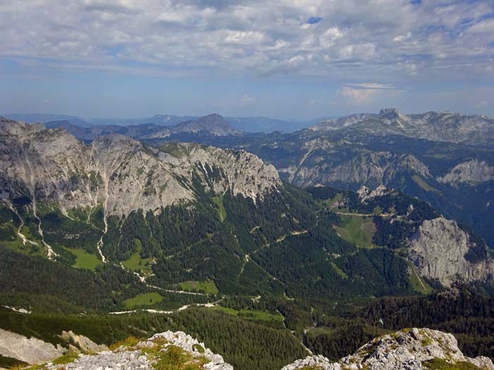 im Norden liegt uns der Westl. Hochschwab zu Füßen: vorn der Auslauf der Griesmauer und die Heuschlagmauer, die beiden markanten Berge dahinter sind Brandstein (links) und Ebenstein 