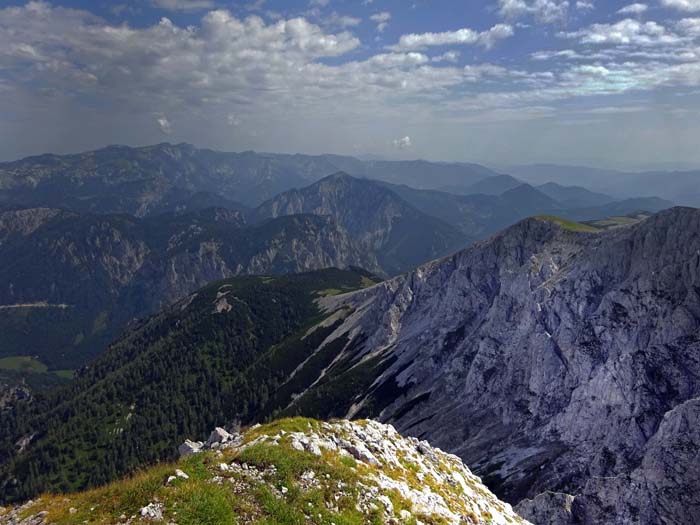 rechts anschließend gestaffelt Zirbeneben, Pribitz und Messnerin, ganz hinten links der Hochschwab