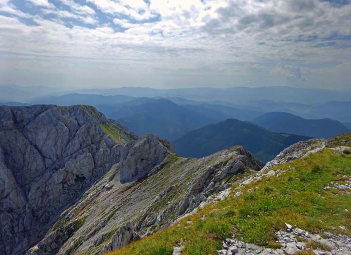 der Wanderweg würde nach Osten weiterführen übers Trenchtlingplateau auf die Großwand und übers Hiaslegg nach Tragöss