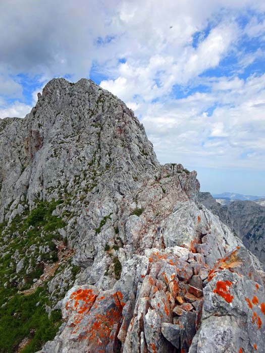 beim Rückweg gibt der unbenannte Felsgipfel zwischen Hochturm-Westgipfel und Lamingegg wieder keine Ruhe: seine Überschreitung (hier auf dem Ostgrat) müsste sich vor dem Gewitter noch ausgehen