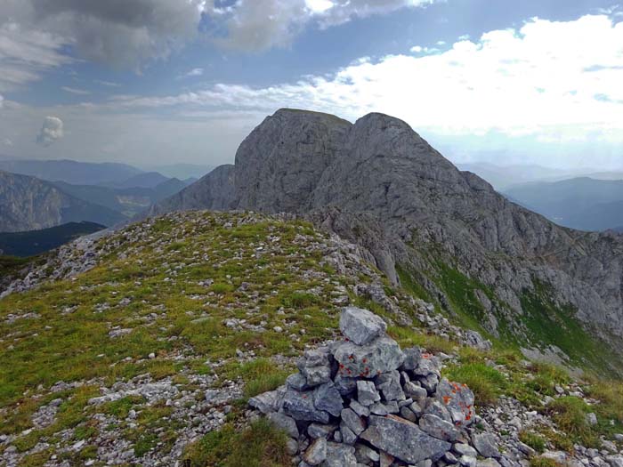 Rückblick vom etwas über 2000 m hohen unbenannten Gratgipfel auf die beiden Hochtürme