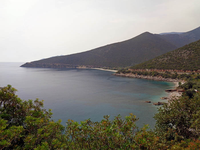 drei Autostunden von Athen tauchen an der Ostküste des Peloponnes ...