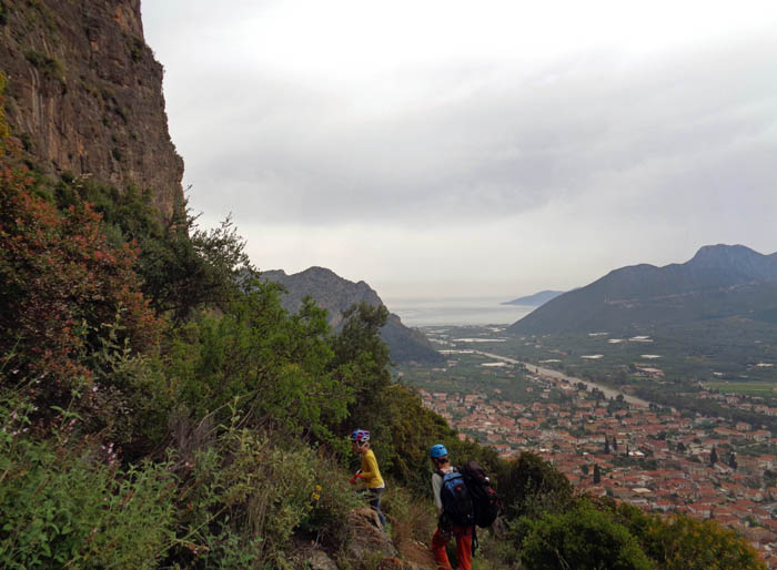 Tiefblick vom Wandfuß auf Leonidio und zum Hafenort Plaka