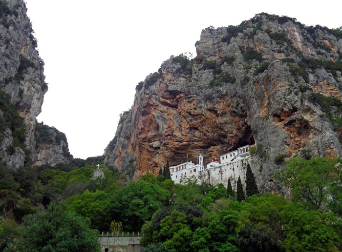 auf der gegenüber liegenden Talseite führt ein exponiertes Bergsträßchen 6 km hinauf zum Felsenkloster Aghios Nikolaos; beide Canyonseiten sind eingebohrt
