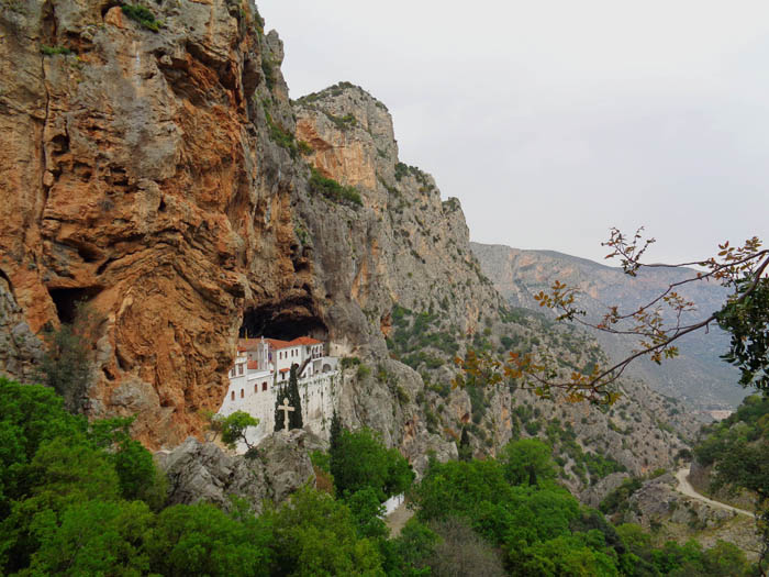 rechts hinterm Kloster ist in den Sektoren Mikri Sintza und Garden of Dionysos (Mehrseillängenrouten) kaum etwas unter 7c zu holen