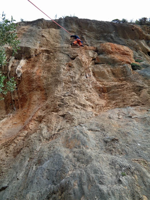 zurück im Tal erkunden wir die Daphnonschlucht flussaufwärts; nur 4 km hinter Leonidio der Montañejos Climbing Garden, den der Spanier Ernesto Lopez Sastre 2018 während eines mehrmonatigen Aufenthalts eingerichtet hat: Ulli in 100 Dias en Leonidio 6b