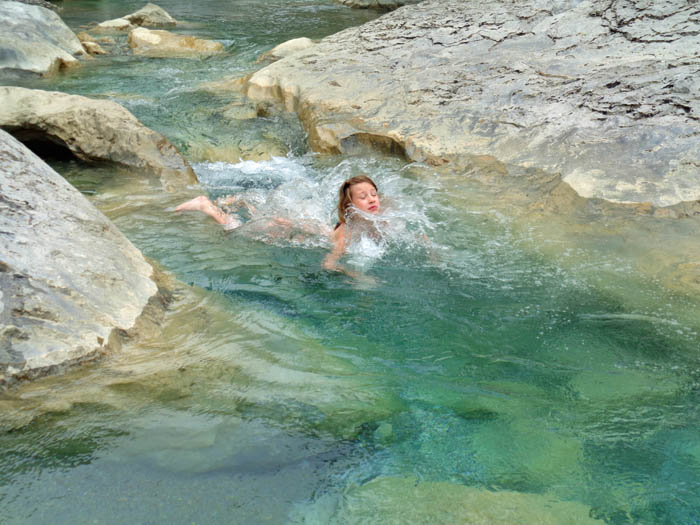 am Rückweg will Ronja unbedingt in den eiskalten Fluss