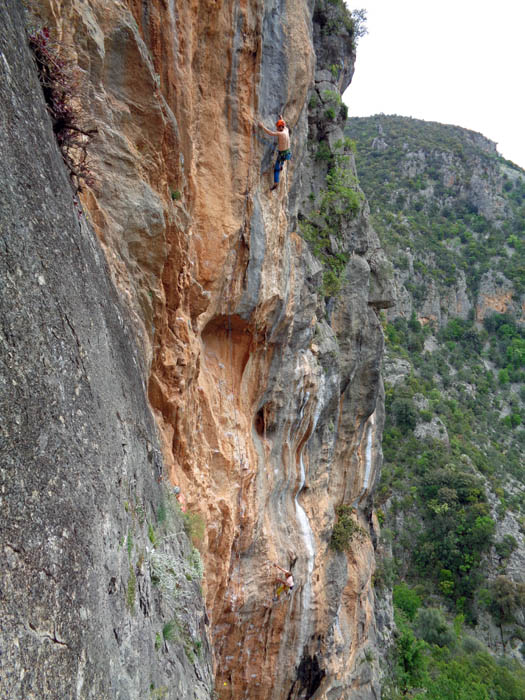 ... rechts auch schöne Sinter: ein englischer Kletterer in Red Honey 7b