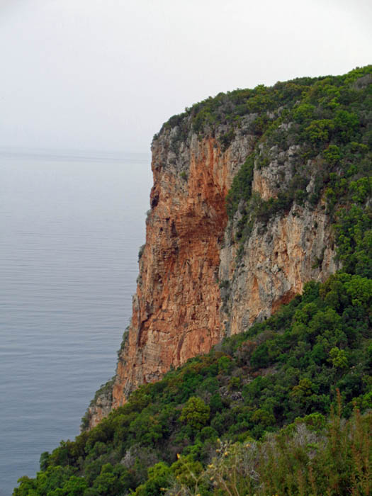 ... bequem zum Kletterfelsen von Kapsala bringt (Zustieg von rechts oben; zurzeit 2 Dutzend Routen, während unseres Aufenthalts wurden neue Mehrseillängentouren eingebohrt)