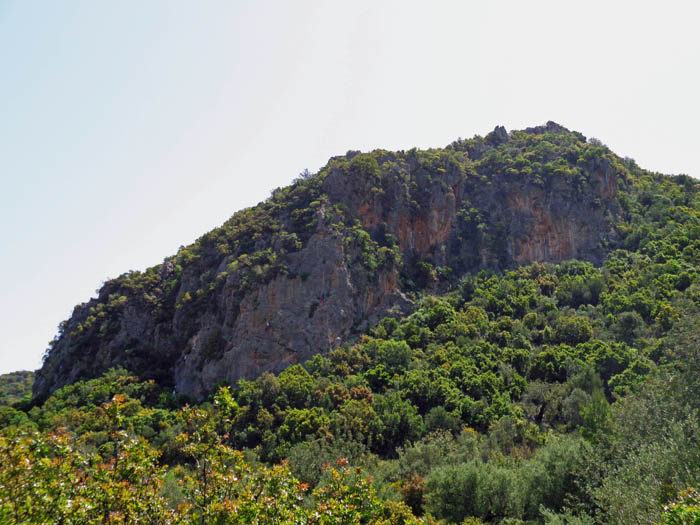 14 km südlich vom Kapsalafelsen erreichen wir Kyparissi, wo gleich mehrere Klettergärten warten; hier der Sektor Kastraki überm Ortsteil Paralia mit 26 Routen zwischen 5a und 7a