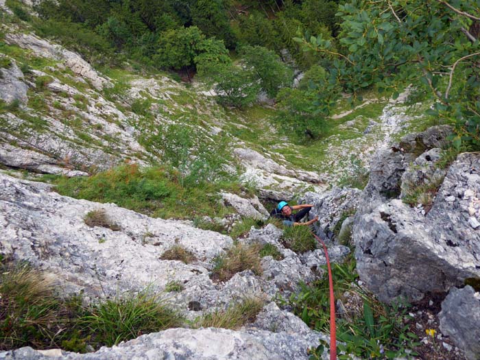 nach der Einstiegsrampe folgt ein alpiner Kamin mit weiter Absicherung, der in einer grasigen Rinne ausläuft