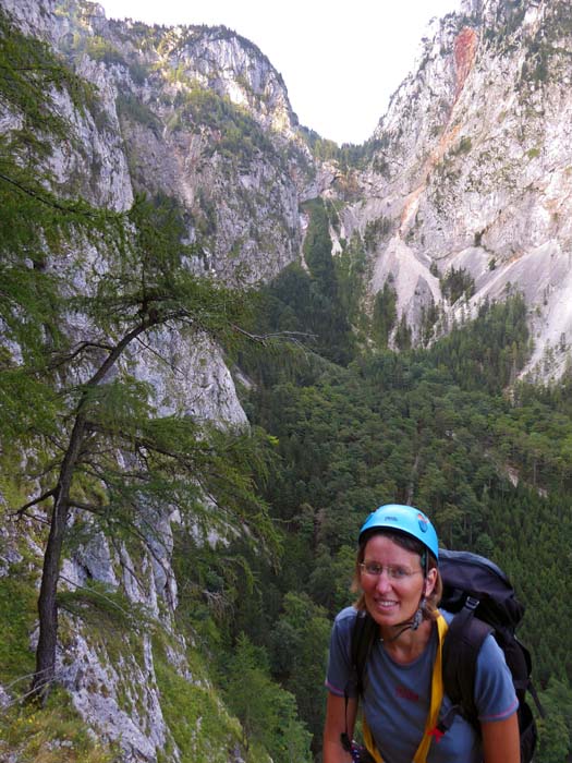 nach der  2. Seillänge Gehgelände auf einem bewachsenen Rücken mit Blick zum Gaisloch