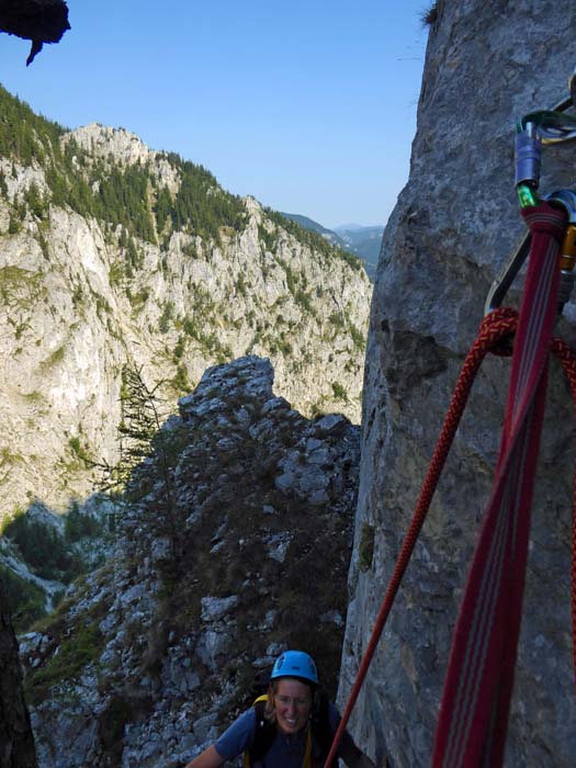 Ulli erreicht den 7. Stand mit Blick hinaus auf die Klobenwand