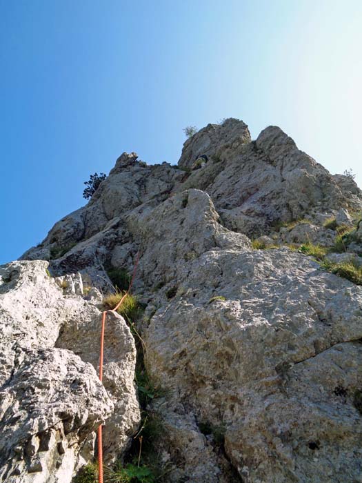 in der 12. Seillänge nochmals hübsche Kletterei, irgendwo in der Mitte ein alter geschlagener Haken, darunter kann man einen kleinen Friend platzieren (Erich ist begeistert von unserem neuen Omega Pazific Link Cam Friend 0.5, der quasi überall passt; das alte Klemmgerät ist vor zwei Wochen in der Hochstadel Nordwand geblieben)