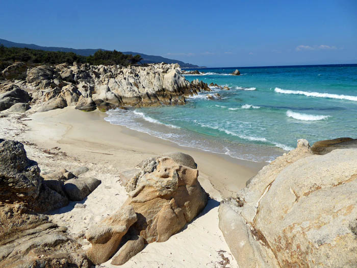 wie versprochen erst ein paar Strandbilder von Chalkidikí; da die Mönchsrepublik Áthos für Frauen nicht zugänglich ist, beginnen wir am Mittelfinger Sithonía: die Kavourótripesbucht (Krebslochbucht) nördlich von Sárti an der Ostküste ...