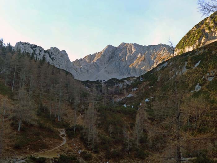 nach einer längeren Querung zum Fuß des Mannsberg wird der Blick frei ins Laglkar; links der obere Teil unseres Grates, in Bildmitte der Scheiblingstein