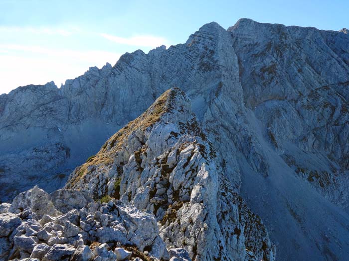 das Ende ist abzusehen, aber noch trennt uns ein stark zerschartetes hahnenkammartiges Gratstück vom Kreuz