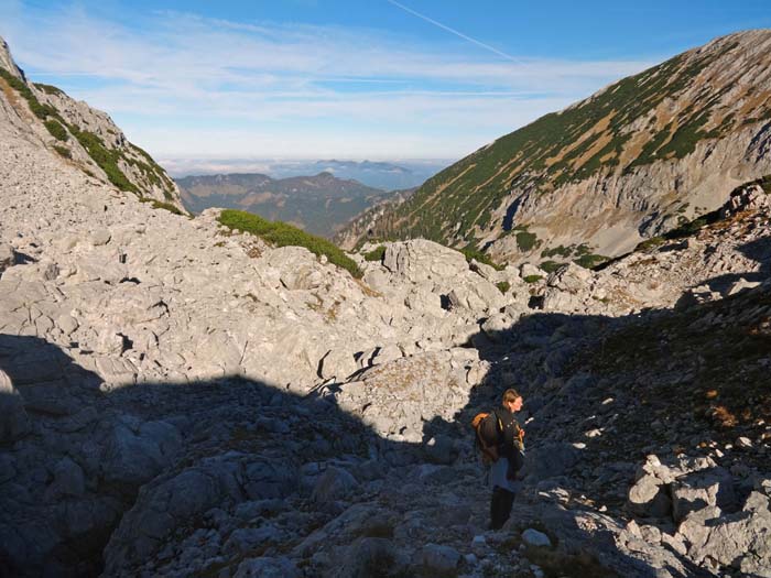 unmarkierter Abstieg nach NNO gegen Reichraminger Hintergebirge, rechts der Langstein; wieder gilt: Augen auf für die beste Möglichkeit