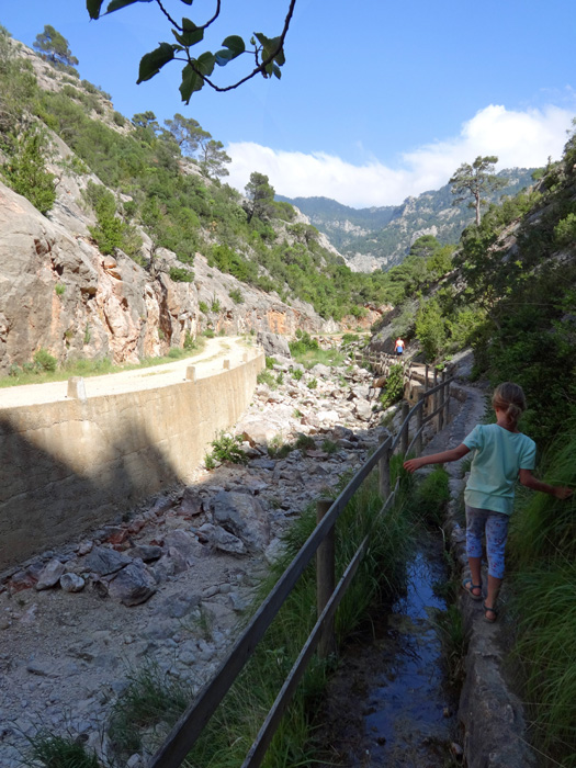 ein Wanderweg führt von dort entlang einer Wasserleitung ...