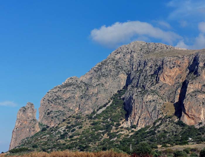 der Monte Monaco von Westen, ganz links der vorgelagerte Pizzo Monaco mit einem halben Dutzend Mehrseillängentouren zwischen 5a und 6c (die schöne Westkante von A. Gogna und Gefährten ganz links s. Archiv)