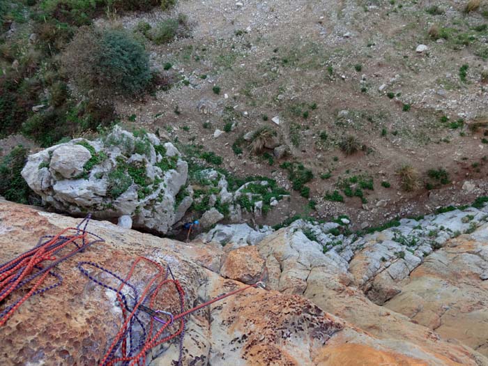 Tiefblick vom 1. Stand; Ulli - im kleinen Winkel hinter dem Vorbau - legt Hand an den Fels