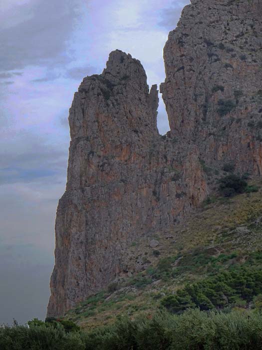 Pizzo Monaco von Südwesten; links unsere Kante, Abstieg durch Abseilen in die Scharte, Rückweg im Bogen durchs Kar zurück zum Einstieg