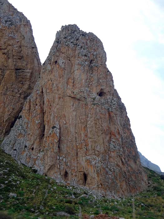 kurzer Zustieg zum Pizzo Monaco; durch seine Nordwand verlaufen zurzeit 8 Routen, doppelt soviele in der benachbarten, ernsteren Nordwand des Monte Monaco; wir folgen der rechten Kante zum Gipfel und seilen an der Rückseite in die Scharte ab