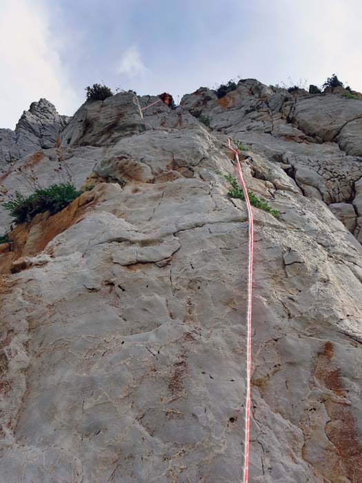 ... steilt die 4. SL wieder gehörig auf; das Gestein wechselt in munterer Folge, bleibt aber immer vorzüglich