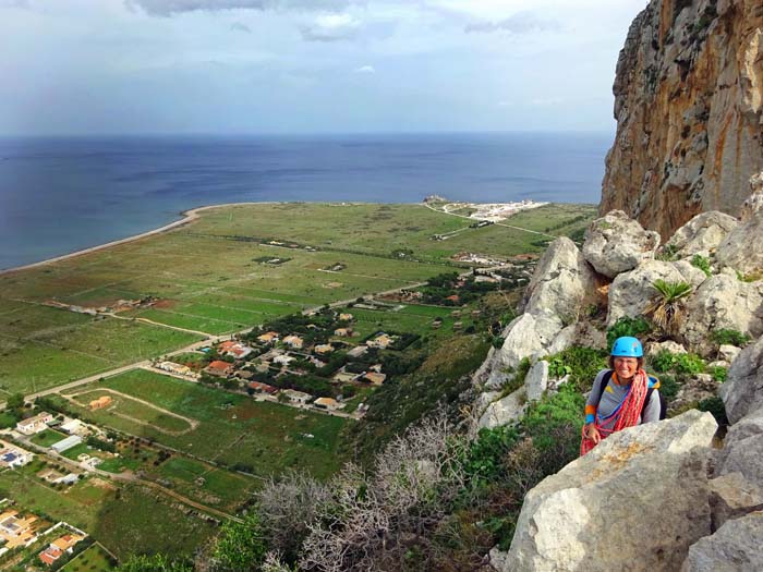 die Nordostspitze der Zingaro-Halbinsel in Richtung Palermo; wir klettern etwa 30 m seilfrei in diese Richtung den Grat hinab ...