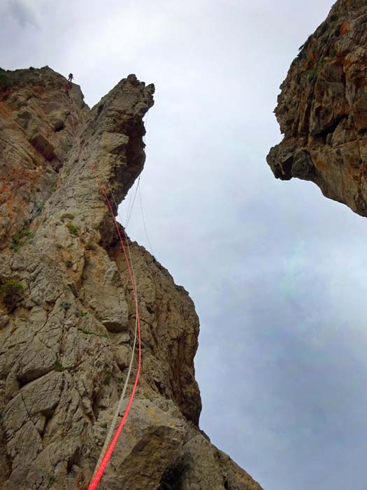 manchmal jedoch treibt der Wind sein abgefeimtes Spiel, man beachte die Seilreste früherer Klettersegler