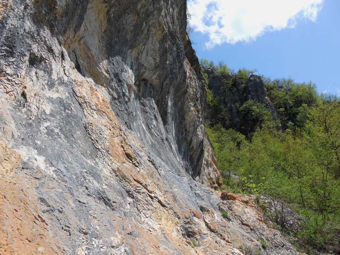 jede Menge Potenzial für schwierige, überhängende Ausdauerrouten; allerdings wurde der frühere, gemütliche Zugang durch Straßenböschungsstütznetze aus Metall abgeschnitten; der neue Zustieg beginnt am westl. Ende der Gitter, ist zwar markiert (oben rechts!), aber unangenehm zu begehen; die bisherige Ausbeute lohnt die Mühe kaum