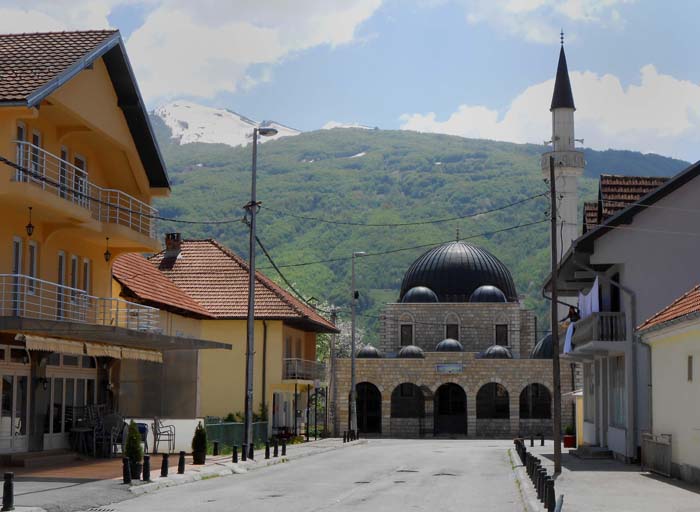 nur 3 km weiter Gusinje mit seiner Moschee; die Bevölkerung ist zum Großteil albanischstämmig