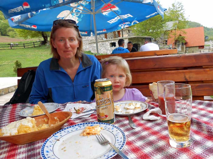 gleich daneben werden einheimische Spezialitäten kredenzt