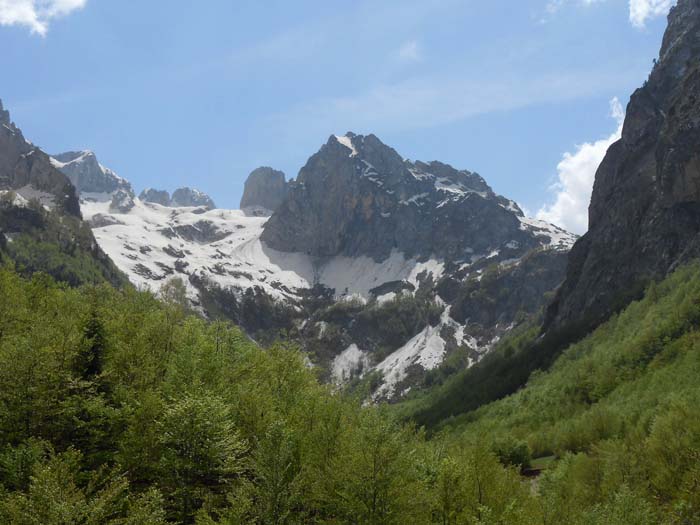 der Blick vom Gipfel des Turmes auf den Talschluss; die albanische Grenze verläuft horizontal auf halber Karhöhe; ein fantastisches Umfeld für alpinistische Unternehmungen jeder Art (s. Link am Ende des Berichtes)
