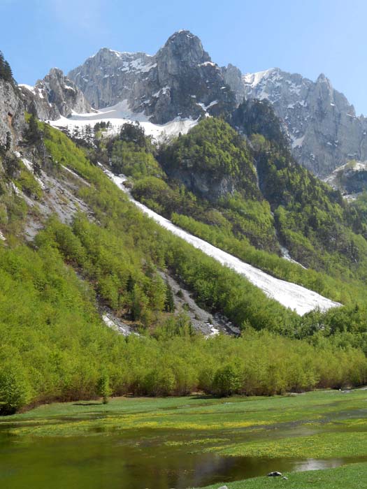 etwas weiter hinten im Tal herrscht während der Schneeschmelze kein Mangel an Wasser; im Krošnja-Kar anfang Mai noch Abfahrt bis ins Tal