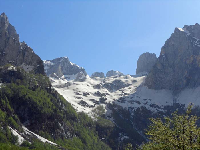 auch der Talschluss schreit nach Schitouren und alpinen Erstbegehungen; die schon albanischen Gipfel im Hintergrund haben auf der Karte nicht einmal Namen; leider hat uns das Wetter frühzeitig hinaus ans Meer getrieben