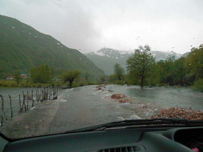 ... und flüchten ins Auto; die Straße weiter hinein ins Grljatal ist im Frühjahr permanent von Hochwasser bedroht - im Zweifelsfall warten bis (oder ob) ein Auto kommt, beobachten und lernen