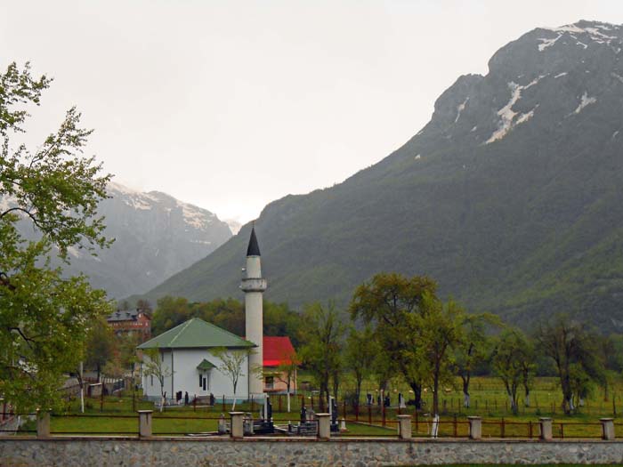 hinter dem Dorf Ćosovići verstecken sich die beiden letzten Sektoren des Gebietes, Parkplatz gleich nach dem Hohlweg rechts gegenüber dem Friedhof