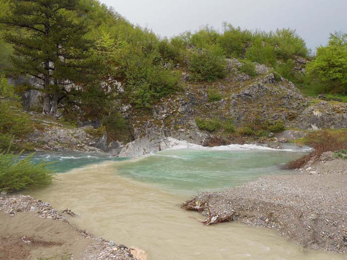 ... um am nächsten Tag vielleicht doch noch die eine oder andere Route zu klettern und uns das erstaunliche Verschwindibusloch des Flusses anzusehen