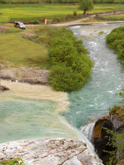 just an der Stelle, wo der Bjelićkibach in den Skavkač mündet, verschwinden plötzlich beide im Erdboden