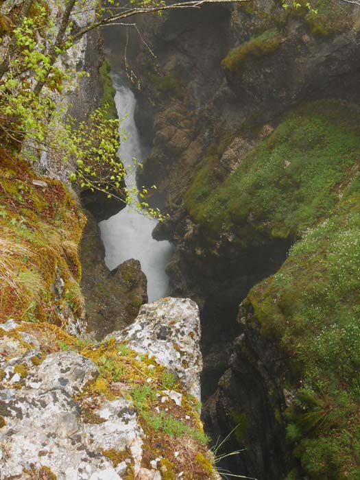 in einer unfassbar tiefen und engen Klamm sucht sich das Wasser seinen Weg durch den Berg und kommt einige Kilometer weiter unten bei den Ali Pasinih Quellen wieder zum Vorschein