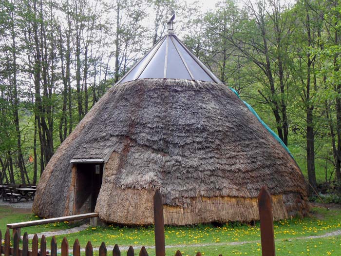 typisches Strohhaus auf dem Weg von der Kreisstadt Kolašin in den 4,5 km nö. gelegenen Klettergarten