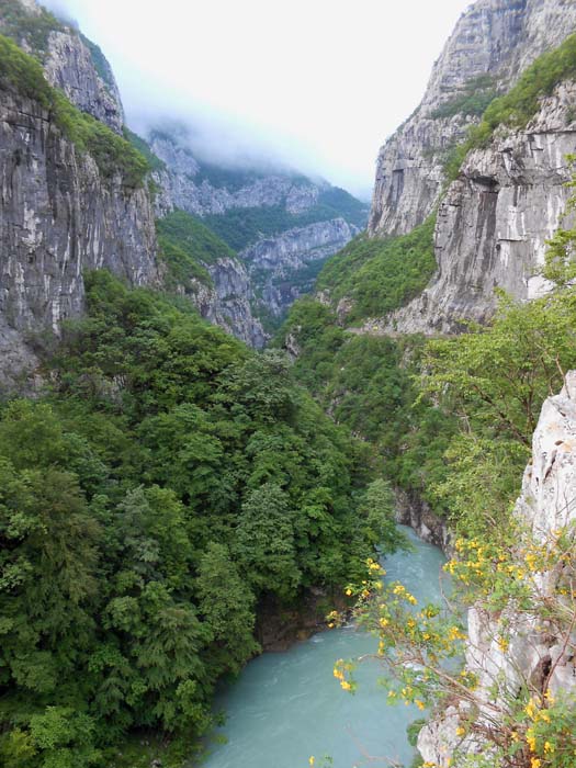 große Teile des Landes sind voller kletterbarer Felsen, etwa hier im Moračatal, ...