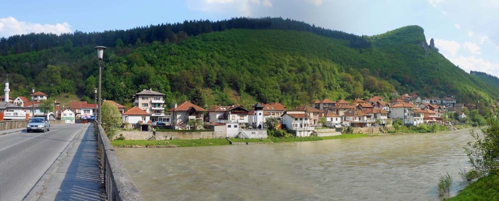 am Felsriegel neben der Straße diesseits des Flusses haben wir eine einzige eingebohrte Linie gesichtet, aber was ist das da rechts oben? ...