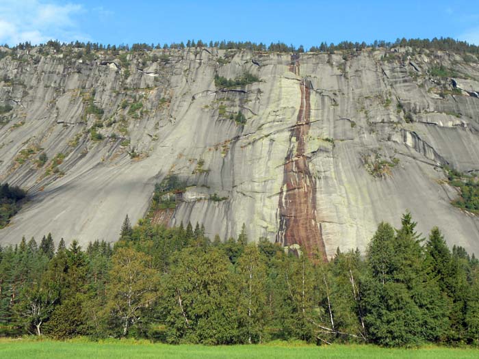 die Ostwand des Nomelandsfjellet; hinter dem „Gipfel“ liegt ein See, der über die Wand entwässert